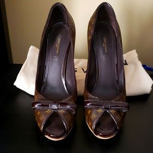 100% Louis Vuitton " LV" Heels👠